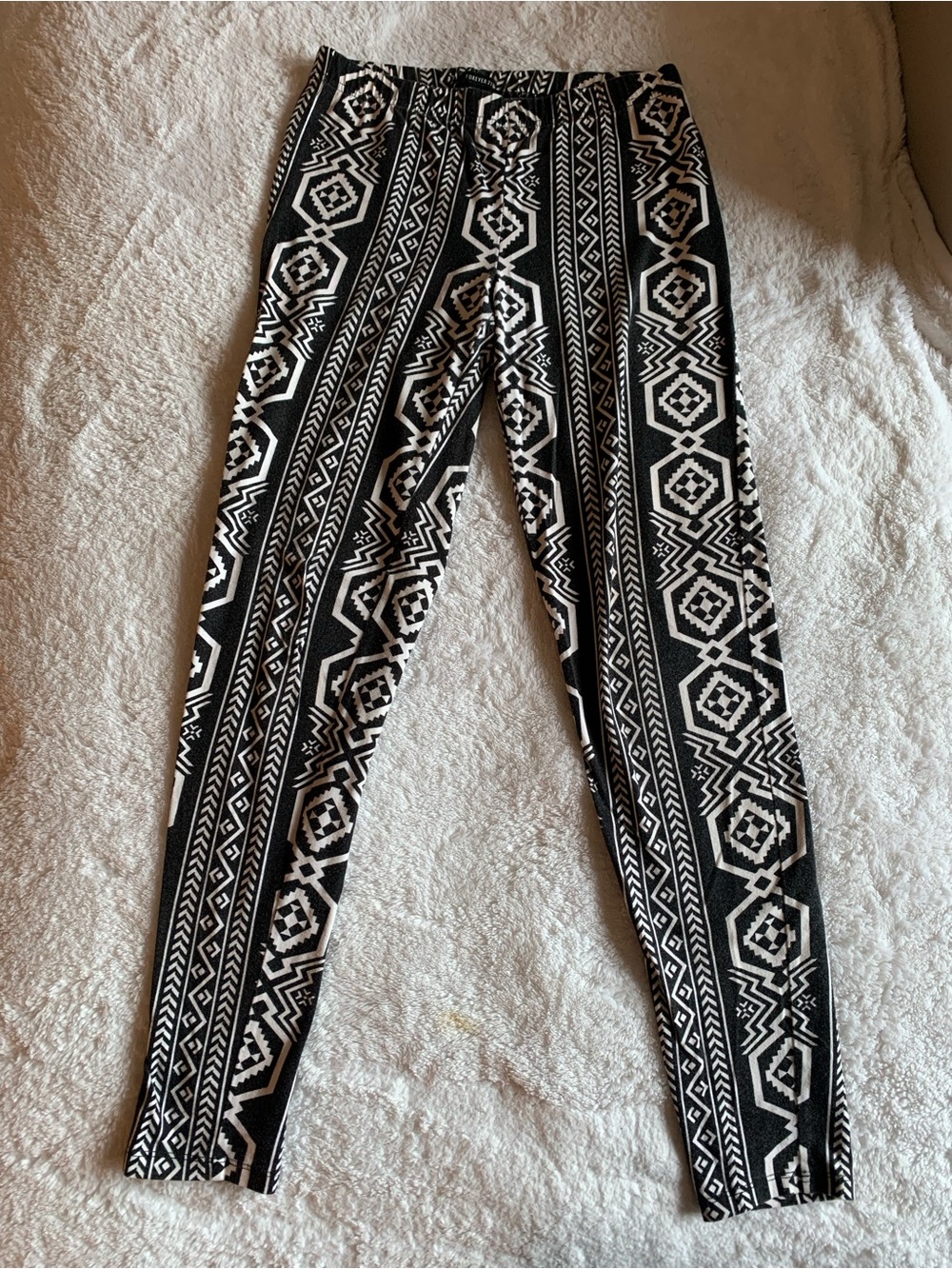 Forever 21 Black & White Geometric Tribal Pattern Leggings size M